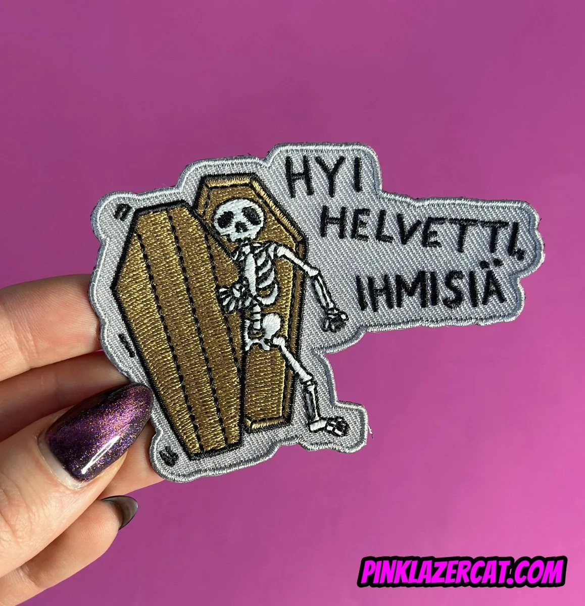 Hyi helvetti, ihmisiä – Kangasmerkki - Image 2