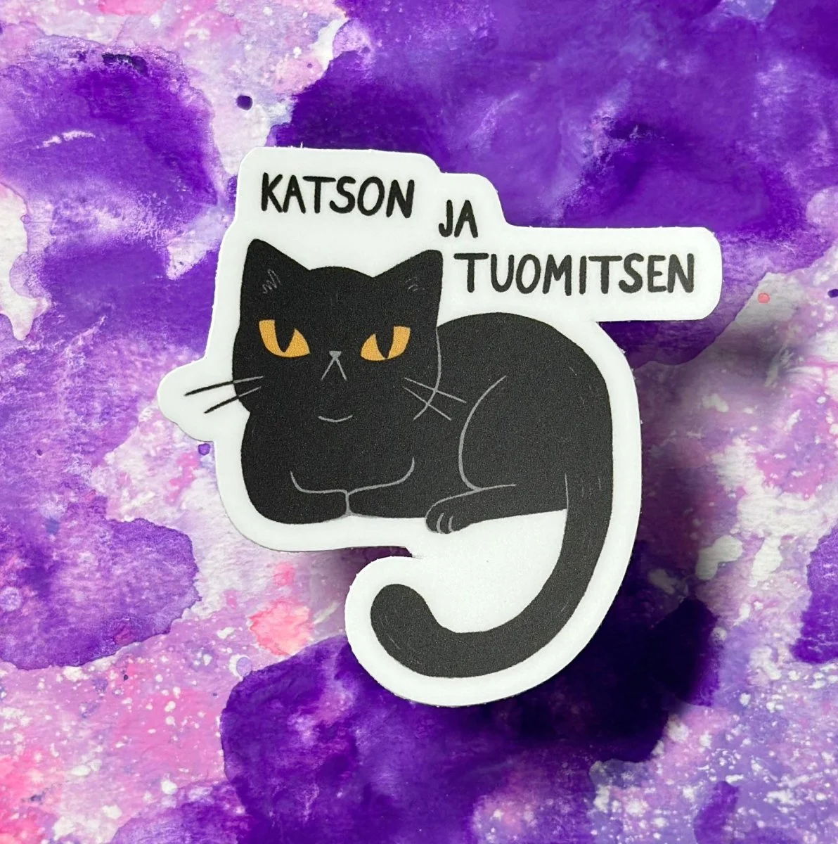 Katson ja tuomitsen – Säänkestävä tarra - Image 2