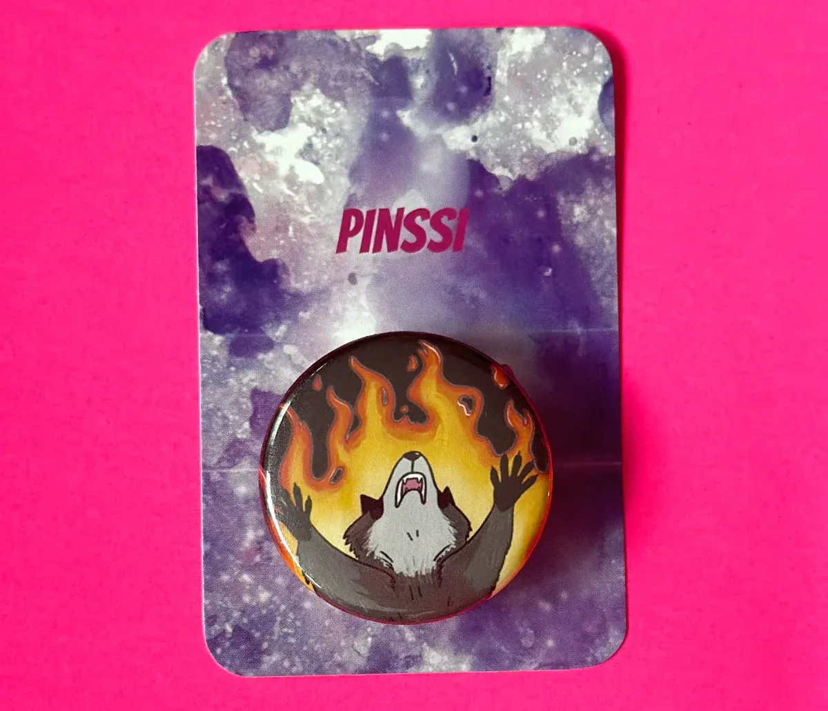 Pesukarhu liekeissä – Pinssi