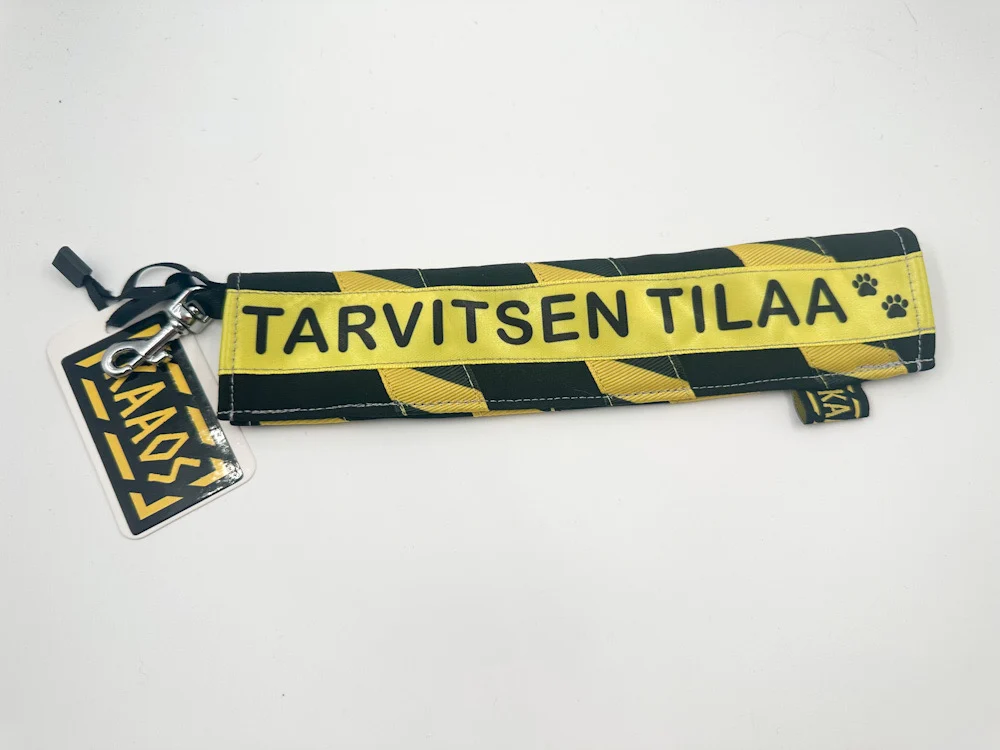 Tarvitsen tilaa -hihnaputki tekstillä - Image 2